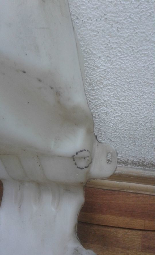 Бачок омывателя Cadillac XT5 oem 84070303 (трещина)