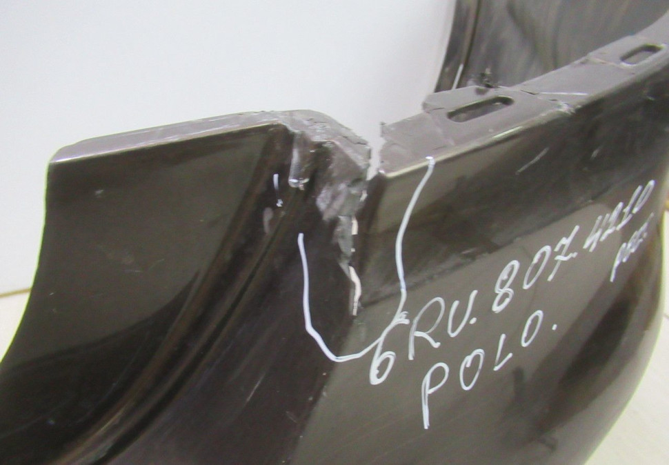 Бампер задний Volkswagen Polo 5 Sedan (15>) oem 6RU807421D (вмятина,трещины) (скл-5) Бампер задний Volkswagen Polo 5 Sedan (15>) oem 6RU807421D (вмятина,трещины) (скл-5)