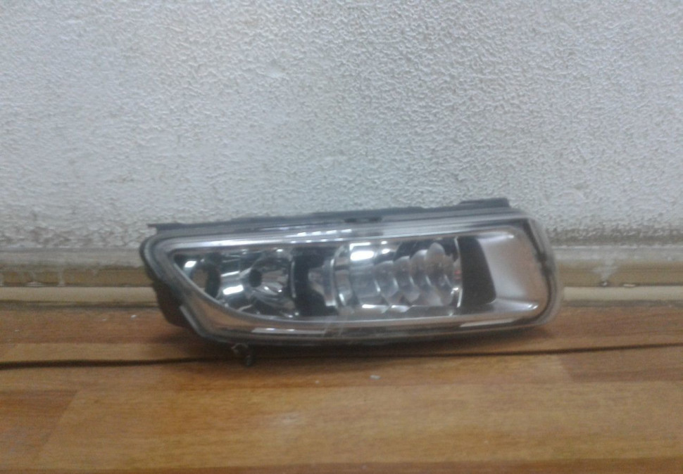 Фара ПТФ правая Volkswagen Polo рестайл oem 6r0941062d (слом.1крепл)