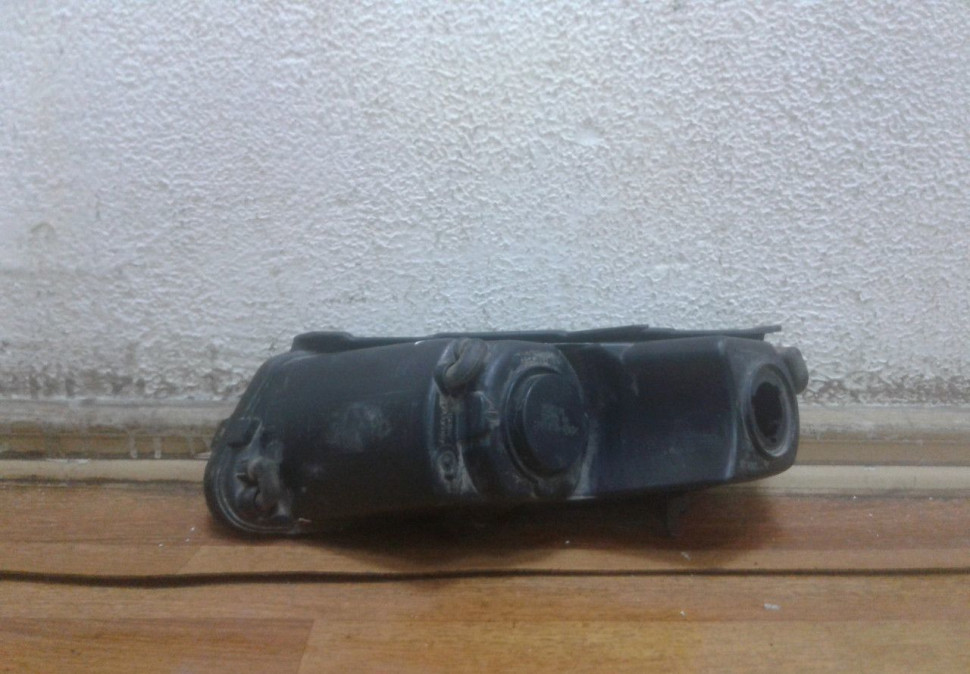 Фара ПТФ правая Volkswagen Polo рестайл oem 6r0941062d (слом.1крепл) Фара ПТФ правая Volkswagen Polo рестайл oem 6r0941062d (слом.1крепл)