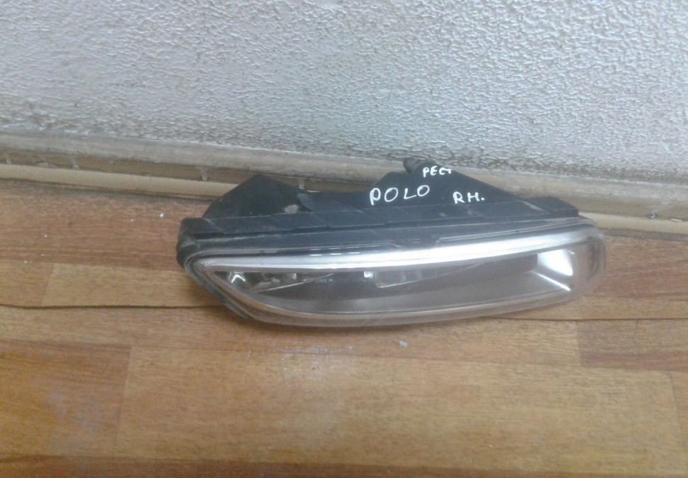 Фара ПТФ правая Volkswagen Polo рестайл oem 6r0941062d (слом.1крепл) Фара ПТФ правая Volkswagen Polo рестайл oem 6r0941062d (слом.1крепл)