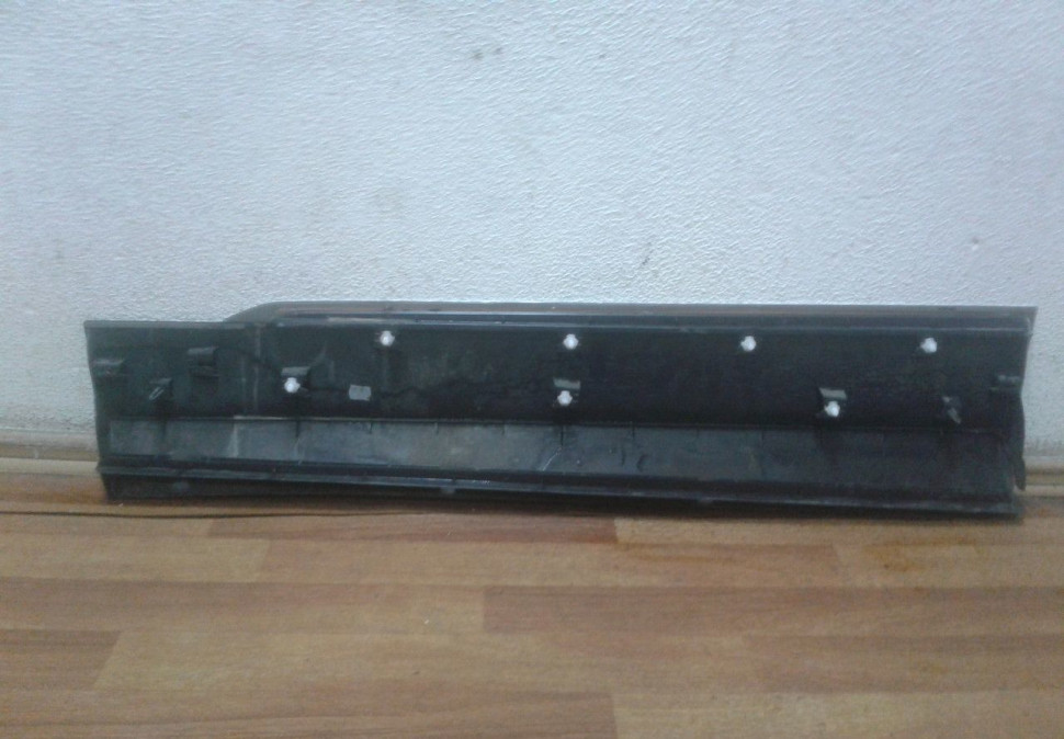 Накладка двери передняя правая Volkswagen Tiguan 2 oem 5na854940 Накладка двери передняя правая Volkswagen Tiguan 2 oem 5na854940