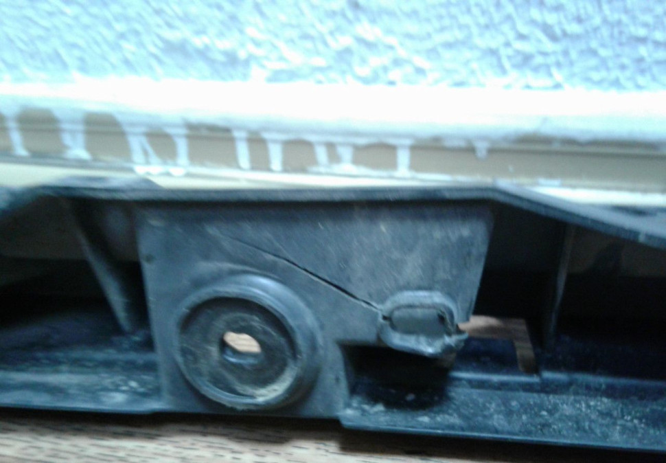 Кронштейн заднего бампера центральный Volkswagen Touareg NF (10>) трещина oem 7p6807863