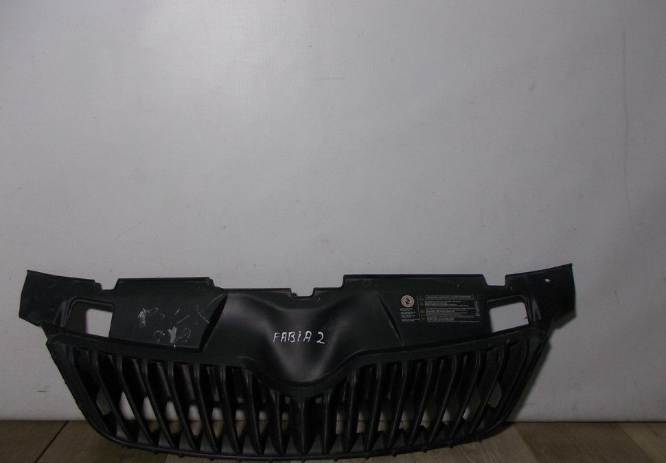 Решетка радиатора бу Skoda Fabia 2 OEM 5J0853668C