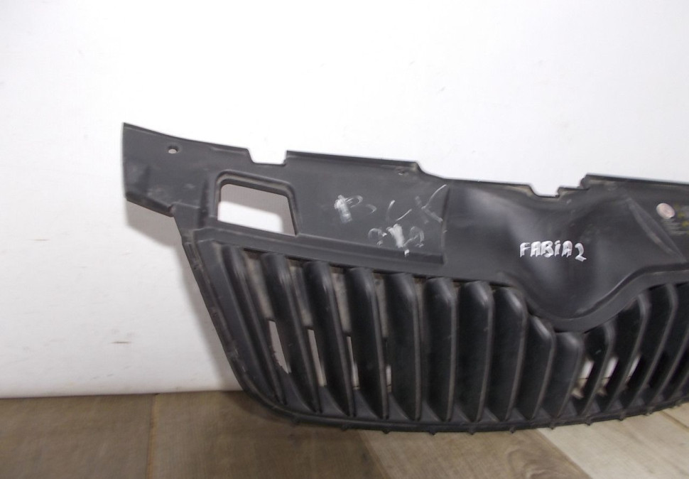 Решетка радиатора бу Skoda Fabia 2 OEM 5J0853668C Решетка радиатора бу Skoda Fabia 2 OEM 5J0853668C