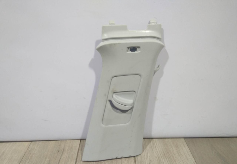 Обивка центральной стойки правая верхняя бу Skoda Rapid OEM 5JA867244