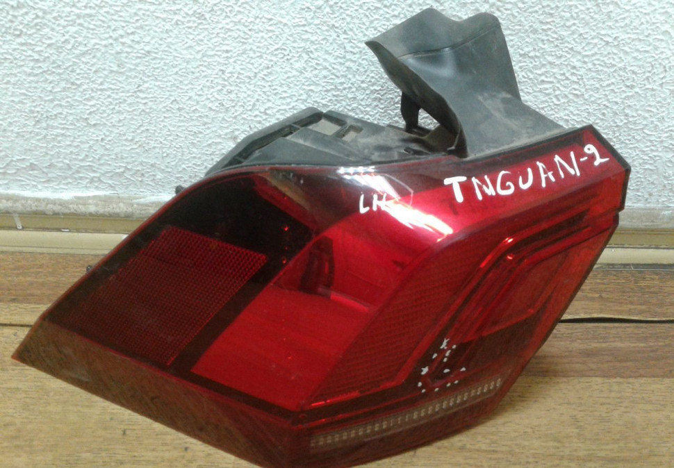 Фонарь левый внешний Volkswagen Tiguan 2 oem 5na945059 (мал. трещ.)