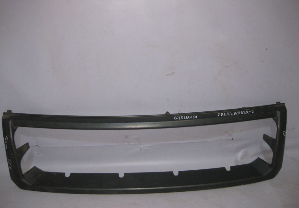 Накладка решетки радиатора Land Rover Freelander 2 oem bh528c050 (трещины) (скл-3)