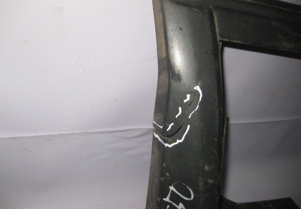 Накладка решетки радиатора Land Rover Freelander 2 oem bh528c050 (трещины) (скл-3)