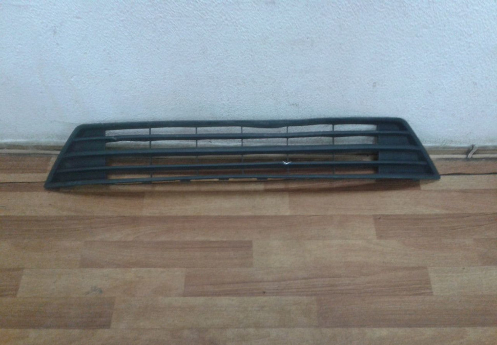 Решетка бампера Volkswagen Caddy 4 oem 2K5853677 (трещина)