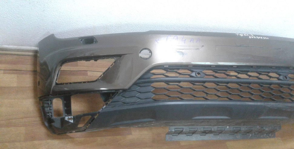 Бампер передний Volkswagen Tiguan 2 oem 5NR807221 (потертость) Бампер передний Volkswagen Tiguan 2 oem 5NR807221 (потертость)