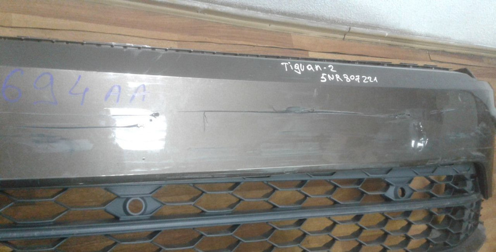 Бампер передний Volkswagen Tiguan 2 oem 5NR807221 (потертость) Бампер передний Volkswagen Tiguan 2 oem 5NR807221 (потертость)