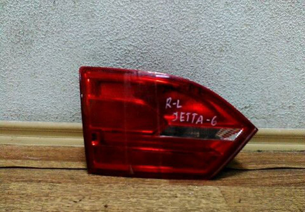 Фонарь внутренний левый Volkswagen Jetta 6 до рест