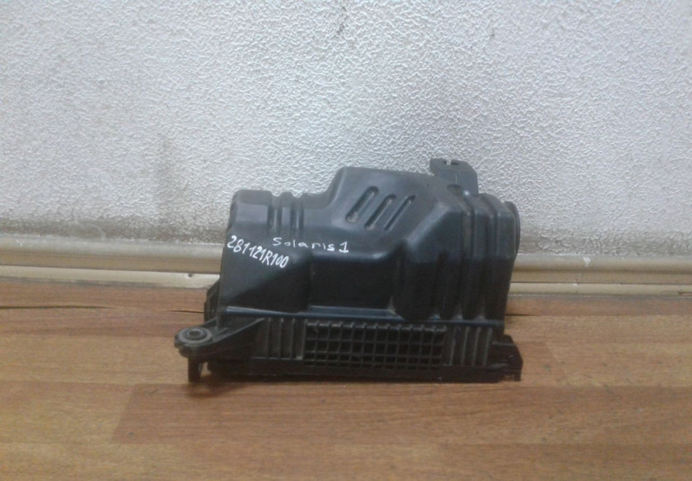 Корпус воздушного фильтра Hyundai Solaris 1 oem 281121R100 (деф)