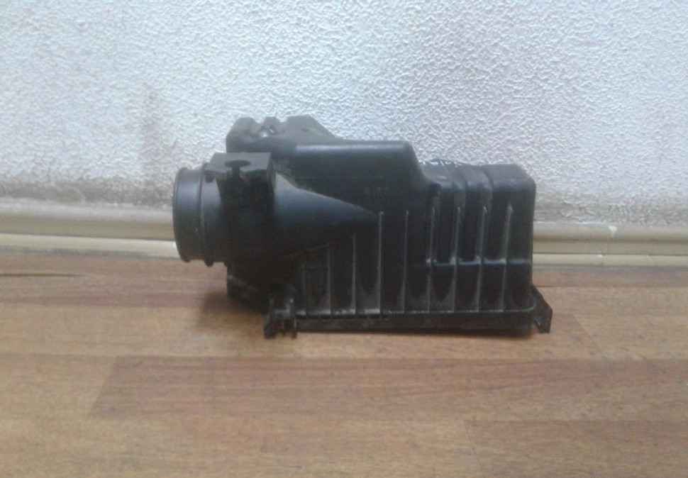 Корпус воздушного фильтра Hyundai Solaris 1 oem 281121R100 (деф) Корпус воздушного фильтра Hyundai Solaris 1 oem 281121R100 (деф)