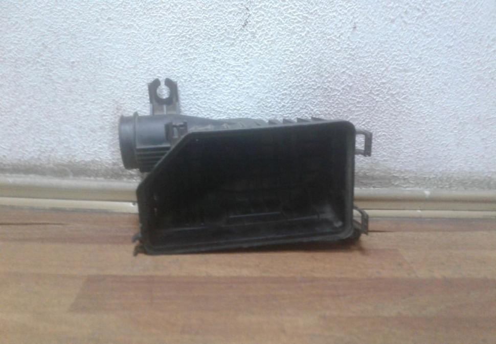 Корпус воздушного фильтра Hyundai Solaris 1 oem 281121R100 (деф) Корпус воздушного фильтра Hyundai Solaris 1 oem 281121R100 (деф)