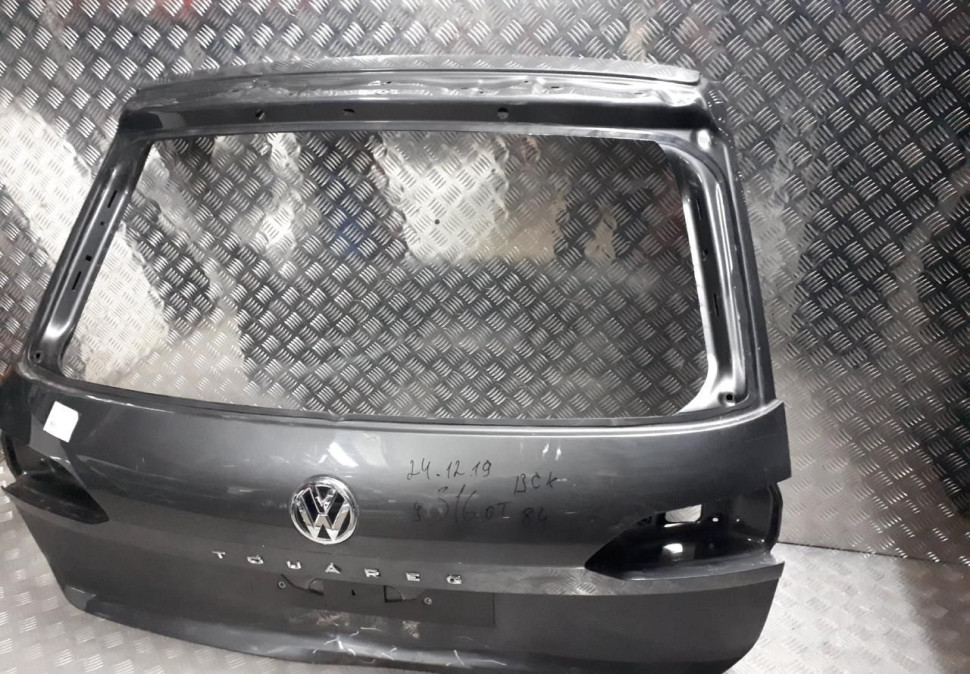Крышка багажника Volkswagen Touareg 3 oem 760827025
