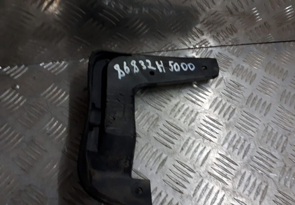 Брызговик передний правый Hyundai Solaris 2 oem 86832h5000 Брызговик передний правый Hyundai Solaris 2 oem 86832h5000