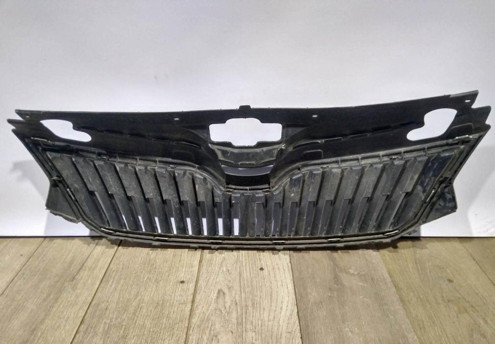 Решетка радиатора бу Skoda Rapid OEM 5JA853668
