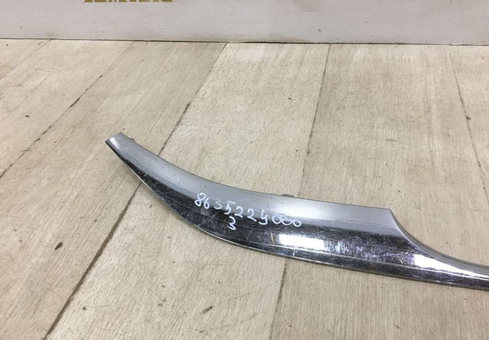 Молдинг решетки радиатора Hyundai IX35 (10-15) oem 863522Y000