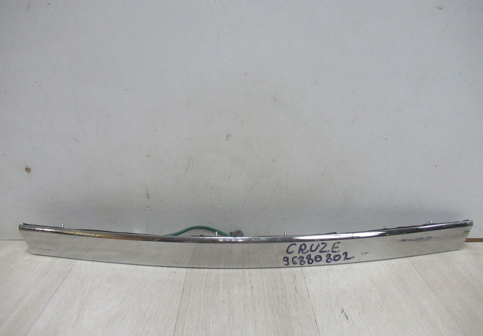 Молдинг крышки багажника Chevrolet Cruze oem 96880802