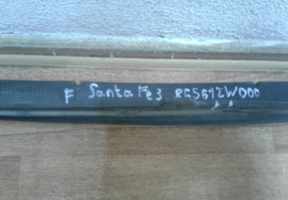 Решетка переднего бампера Hyundai Santa fe 3 oem 865612W000 (трещины)