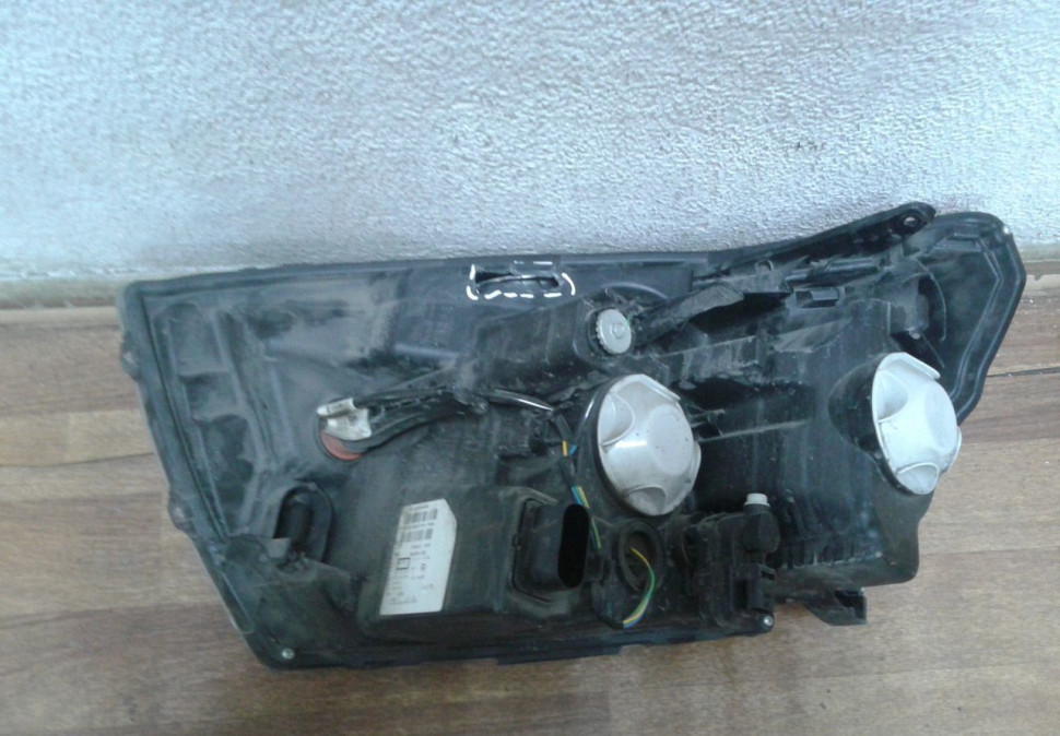 Фара правая Lada Vesta oem 8450006952 (слом 1 крепл)