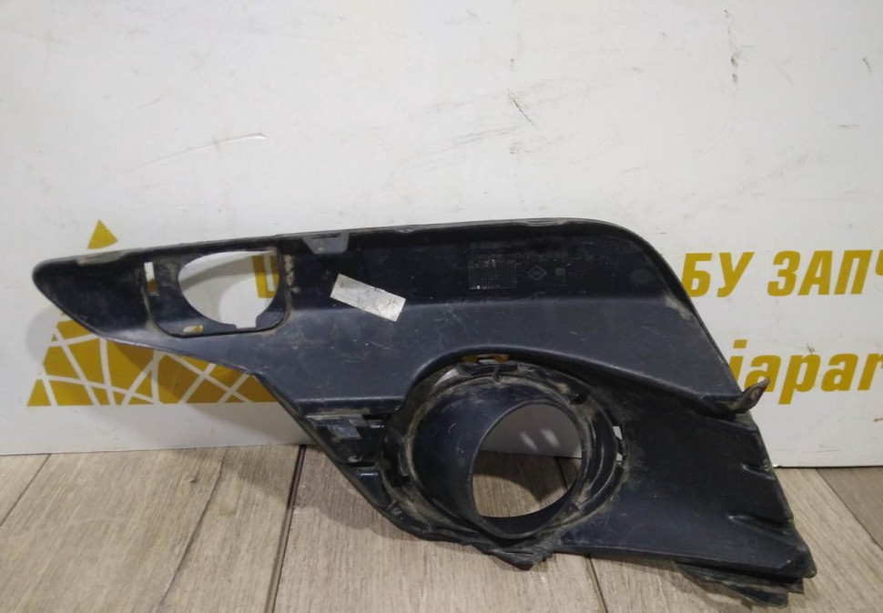Решетка противотуманной фары правая бу Renault Logan 2 рестайлингт OEM 261A20914R