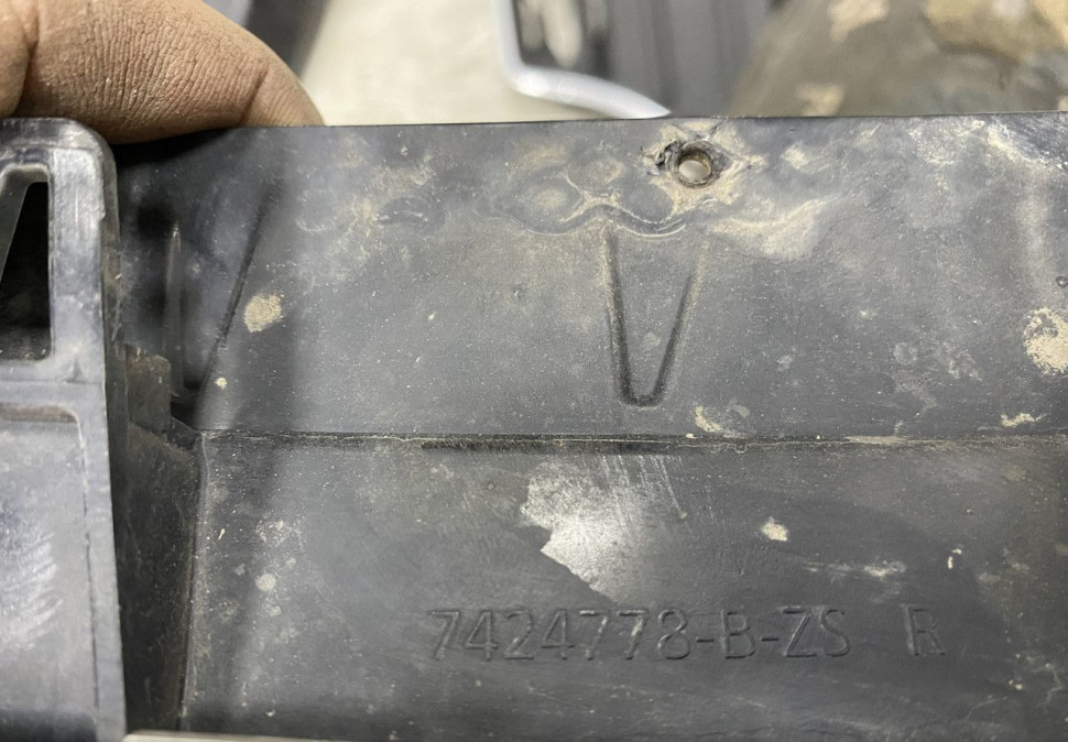 Решетка радиатора правая BMW X2 F39 OEM 51137424778