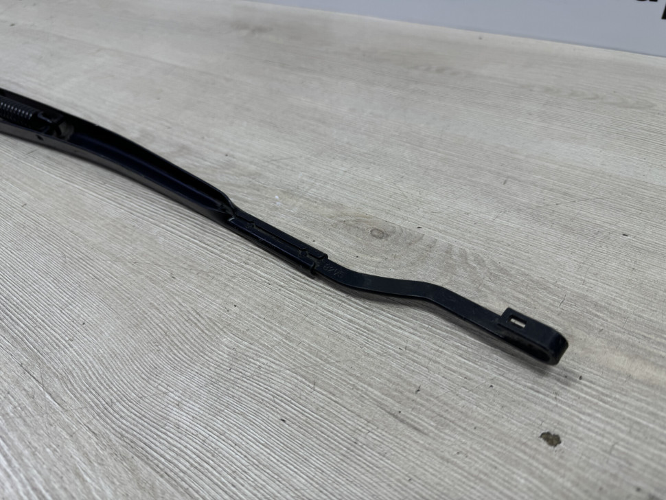 Левый поводок дворника Toyota RAV4 13- (скл-3)