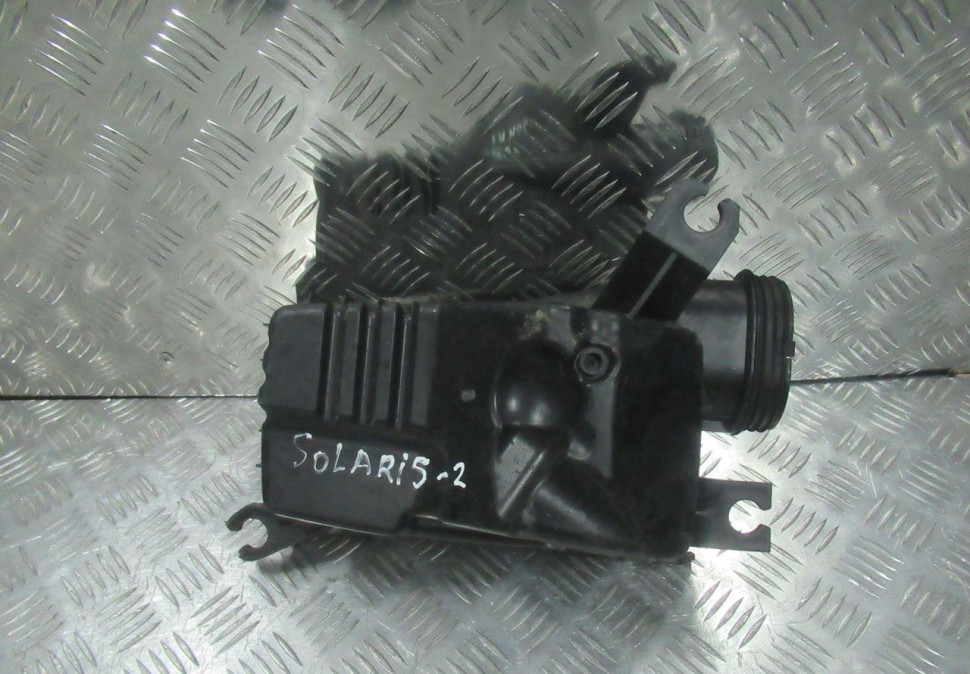Корпус (крышка) воздушного фильтра Hyundai Solaris 1 oem 281121R100 (слом.2 крепл)