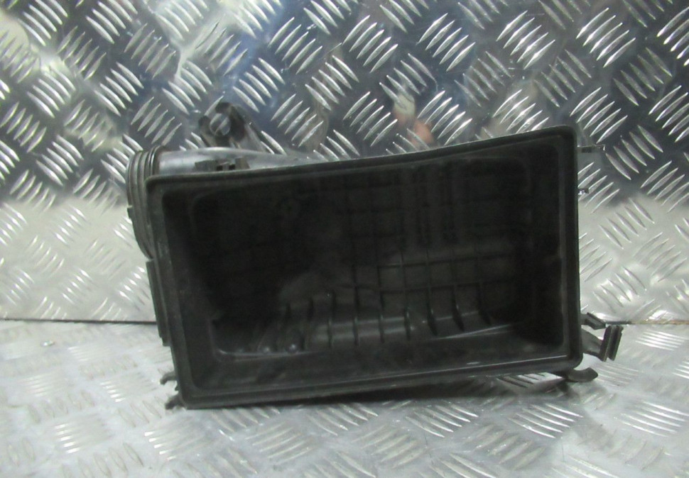 Корпус (крышка) воздушного фильтра Hyundai Solaris 1 oem 281121R100 (слом.2 крепл) Корпус (крышка) воздушного фильтра Hyundai Solaris 1 oem 281121R100 (слом.2 крепл)