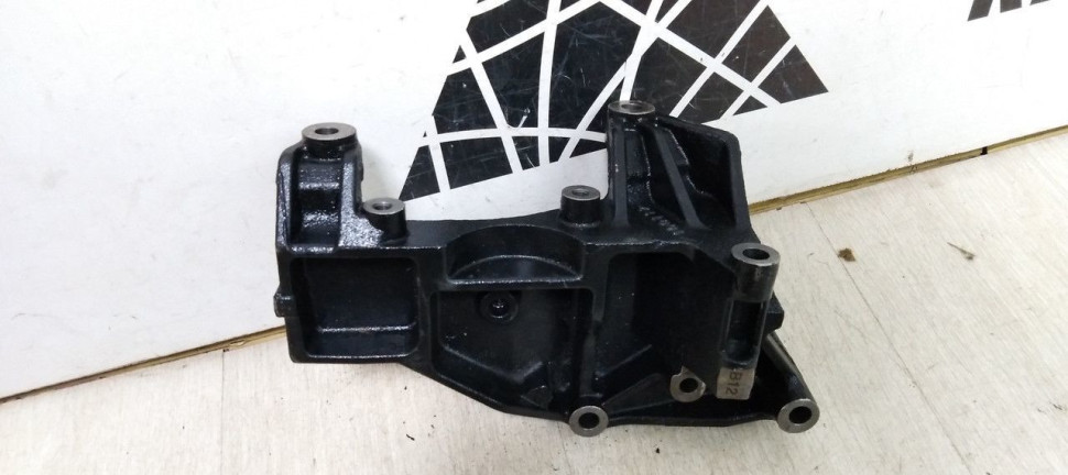 Кронштейн VAG oem 03L903139P Кронштейн VAG oem 03L903139P
