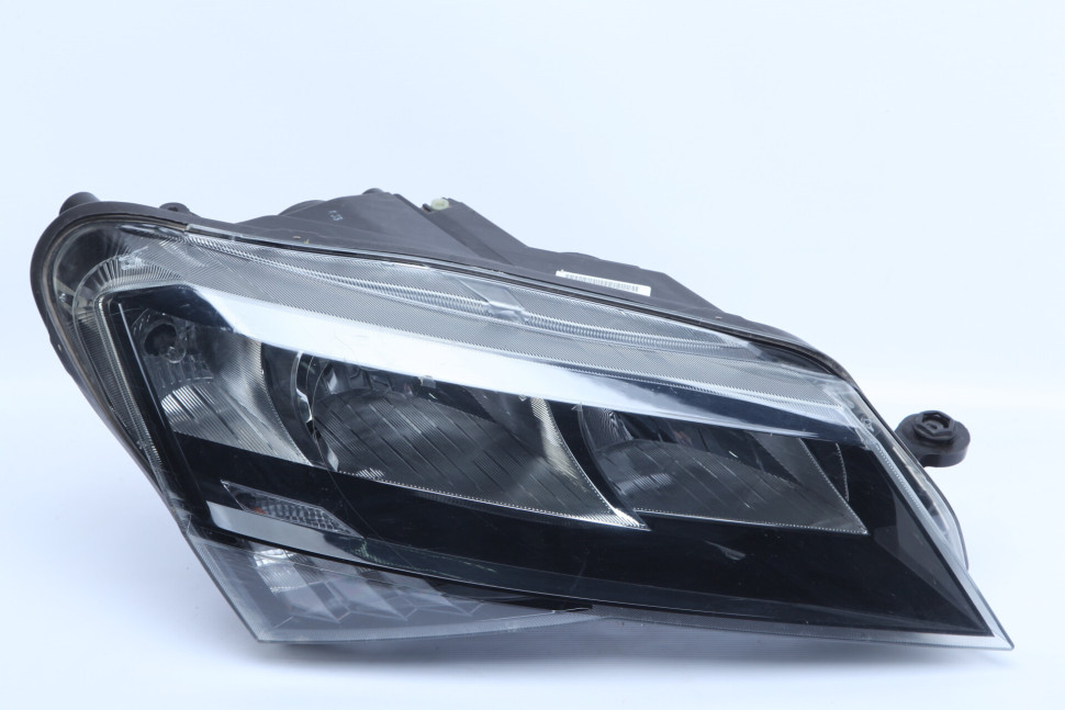 Фара галоген правая бу Skoda Superb 3 OEM 3V1941016