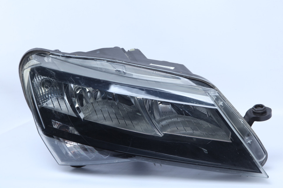 Фара галоген правая бу Skoda Superb 3 OEM 3V1941016 Фара галоген правая бу Skoda Superb 3 OEM 3V1941016