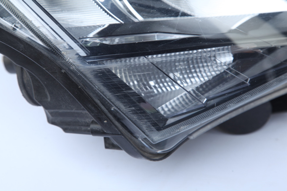 Фара галоген правая бу Skoda Superb 3 OEM 3V1941016 Фара галоген правая бу Skoda Superb 3 OEM 3V1941016