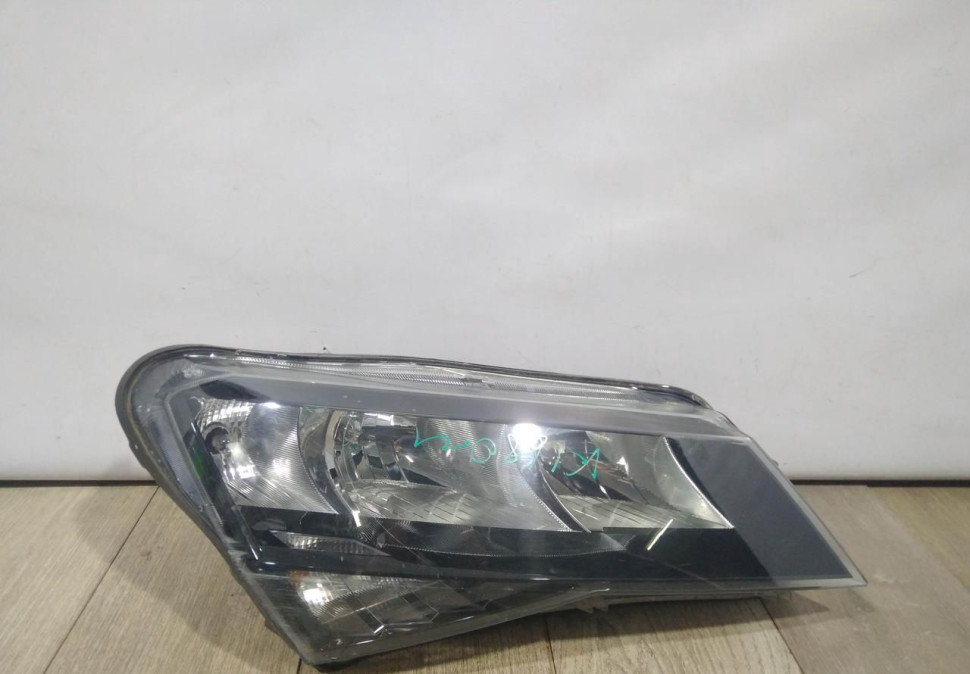 Фара галоген правая бу Skoda Superb 3 OEM 3V1941016 Фара галоген правая бу Skoda Superb 3 OEM 3V1941016