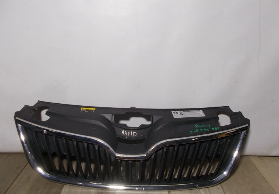 Решетка радиатора бу Skoda Rapid OEM 5JA853668