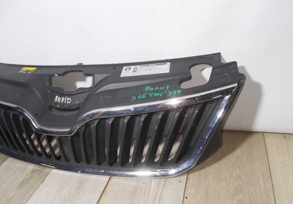 Решетка радиатора бу Skoda Rapid OEM 5JA853668 Решетка радиатора бу Skoda Rapid OEM 5JA853668