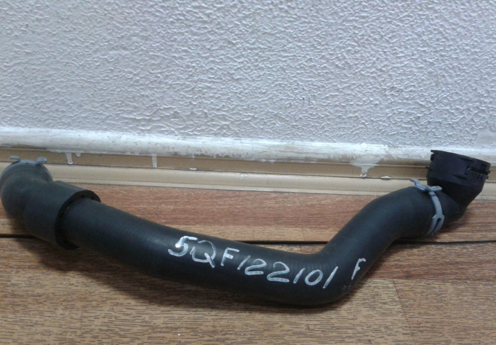 Патрубок радиатора Volkswagen Tiguan 2 (16>) oem 5qf122101