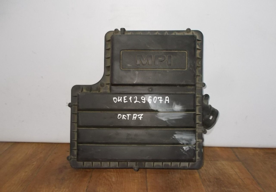 Корпус воздушного фильтра бу Skoda Octavia A7 (1,6) OEM 04E129607A