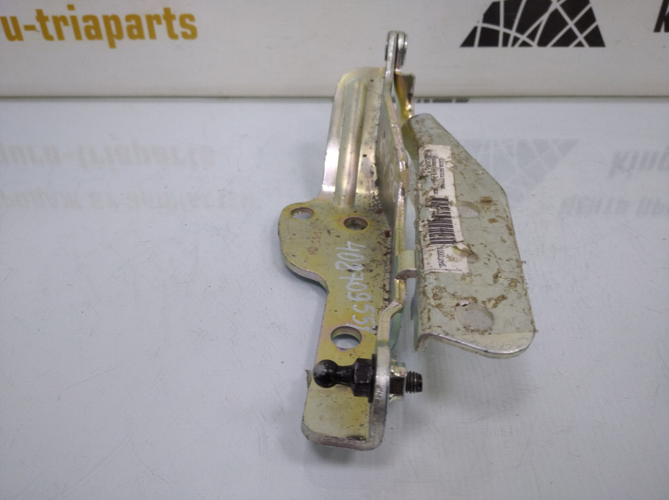 Петля капота правая новая Ssang Yong Kyron OEM 6182009003