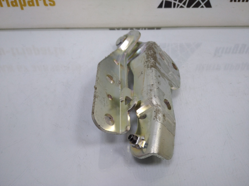 Петля капота правая новая Ssang Yong Kyron OEM 6182009003