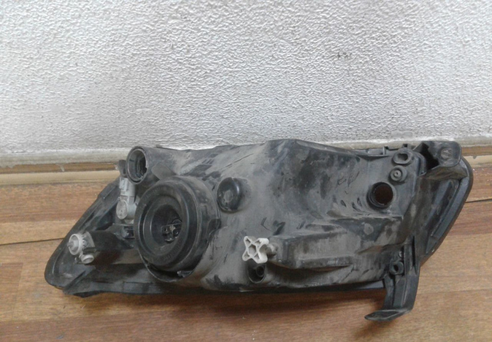 Фара правая Lada Granta oem 413775010 (слом 2креп)