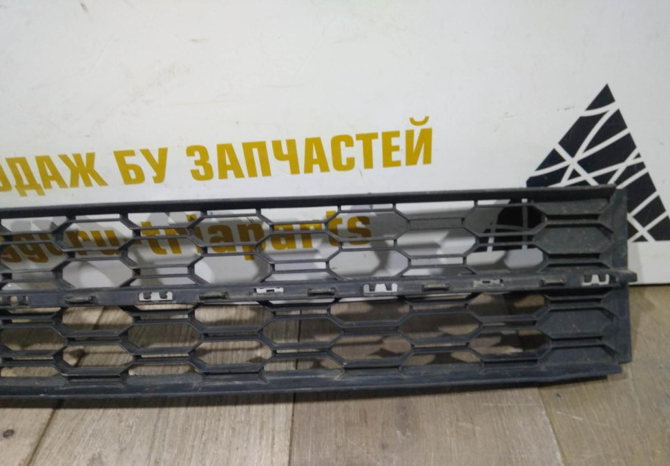 Решетка переднего бампера бу Skoda Octavia A7 рестайлинг OEM 5E0853677K