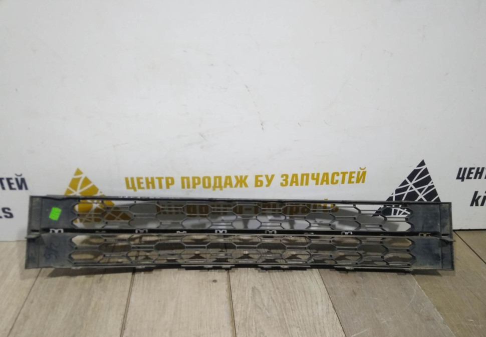 Решетка переднего бампера бу Skoda Octavia A7 рестайлинг OEM 5E0853677K