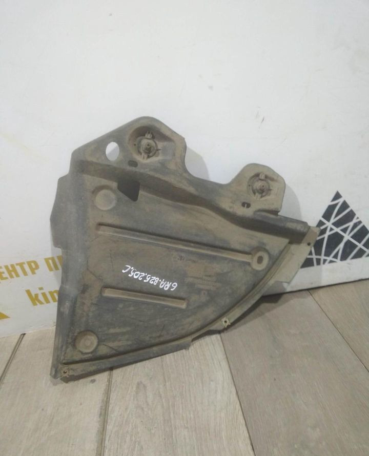 Защита днища задняя правая бу Skoda Rapid OEM 6RA825205C