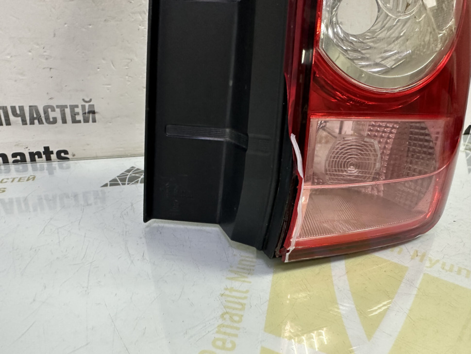 Фонарь правый Renault Duster до рестайлинг OEM 265500033R
