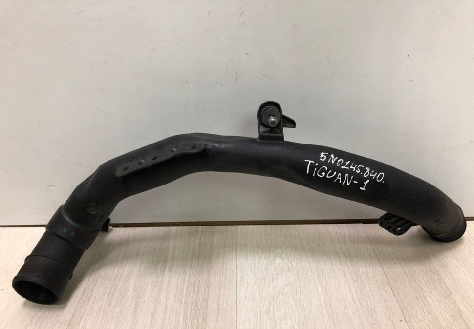 Патрубок интеркулера Volkswagen Tiguan 1 oem 5N0145840G