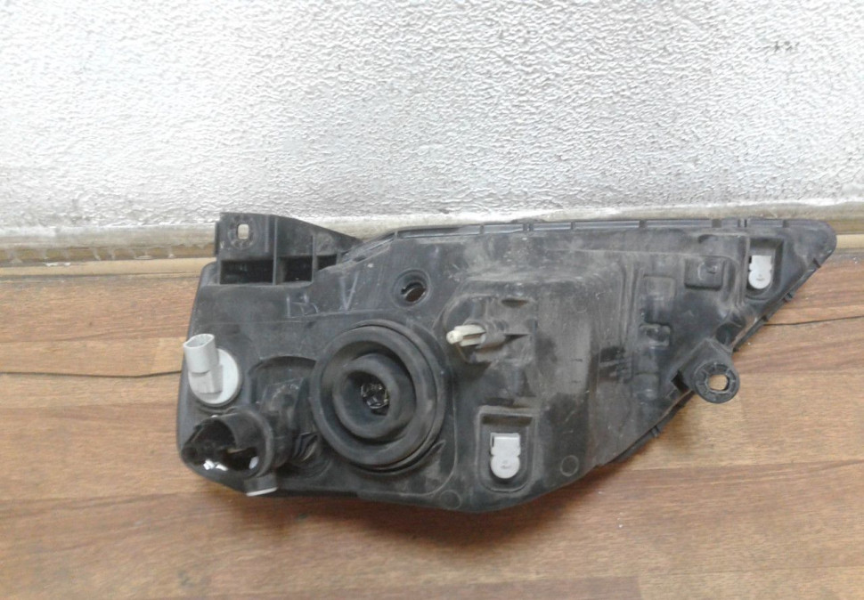 Фара правая Renault Logan oem 820074454 (слом 1 креп)